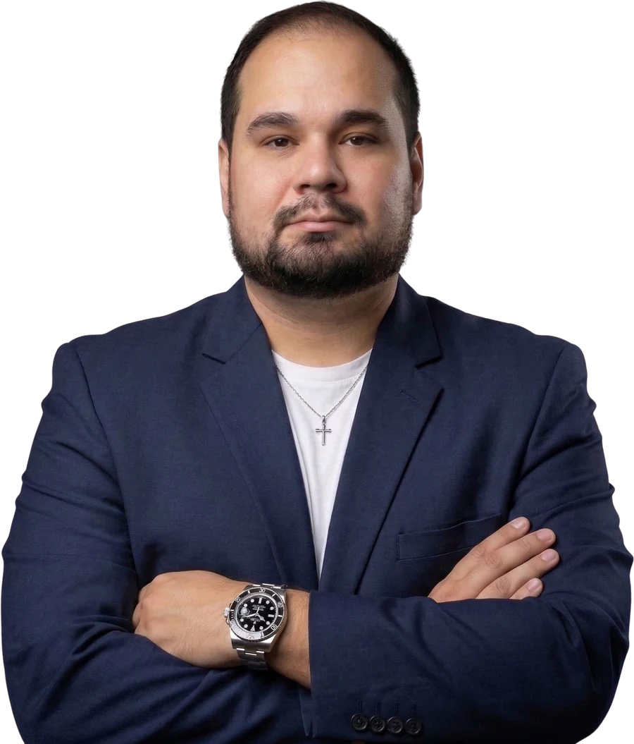 André Henrique Pontes Camara, de braços cruzados, vestindo blazer azul-marinho